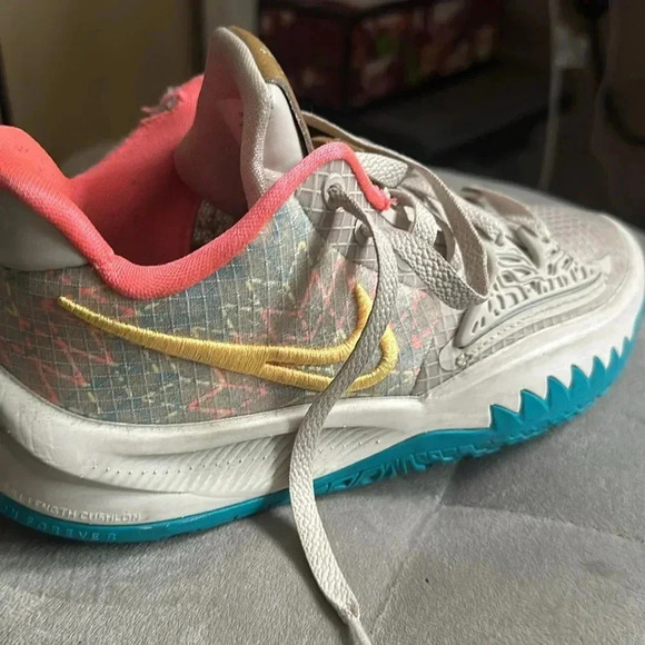 Kyrie N7 size 4 kids - Picture 2 of 4